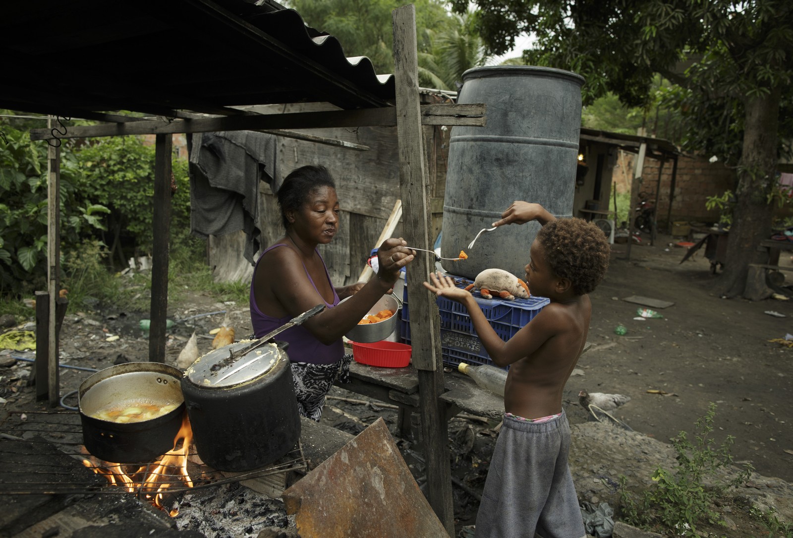 Com o alto preço do gás, Simone, de 49 anos, é obrigada a retroceder à lenha para cozinhar no quintal de casaAgência O Globo