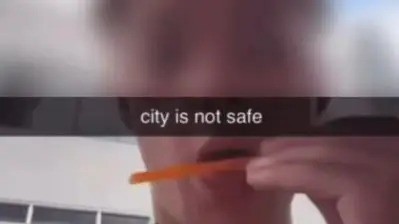 Estudante francês é multado em Singapura após lamber canudo e recolocá-lo em máquina de bebidas