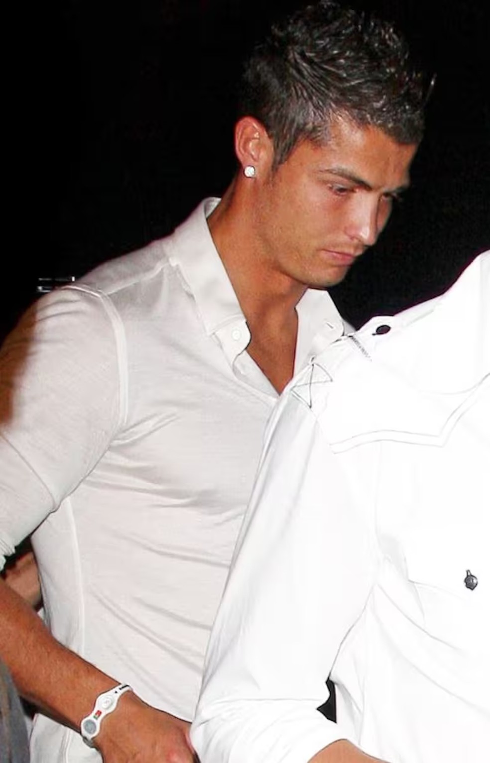 Cristiano Ronaldo usava um modelo de power balance personalizado com a bandeira de Portugal — Foto: Reprodução