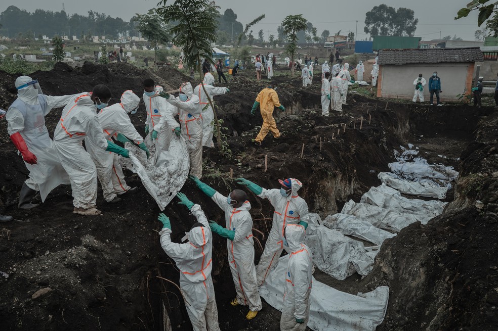 Voluntários enterram mortos durante uma semana de confrontos em Goma, na RDC — Foto: Guerchom Ndebo/The New York Times
