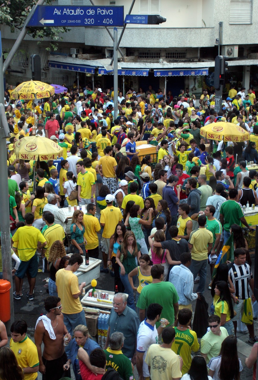Casa Clipper. Torcedores lotam o bar no Leblon após a vitória da seleção brasileira sobre a Austrália em 2006 — Foto: Lucíola Villela/18-6-2006