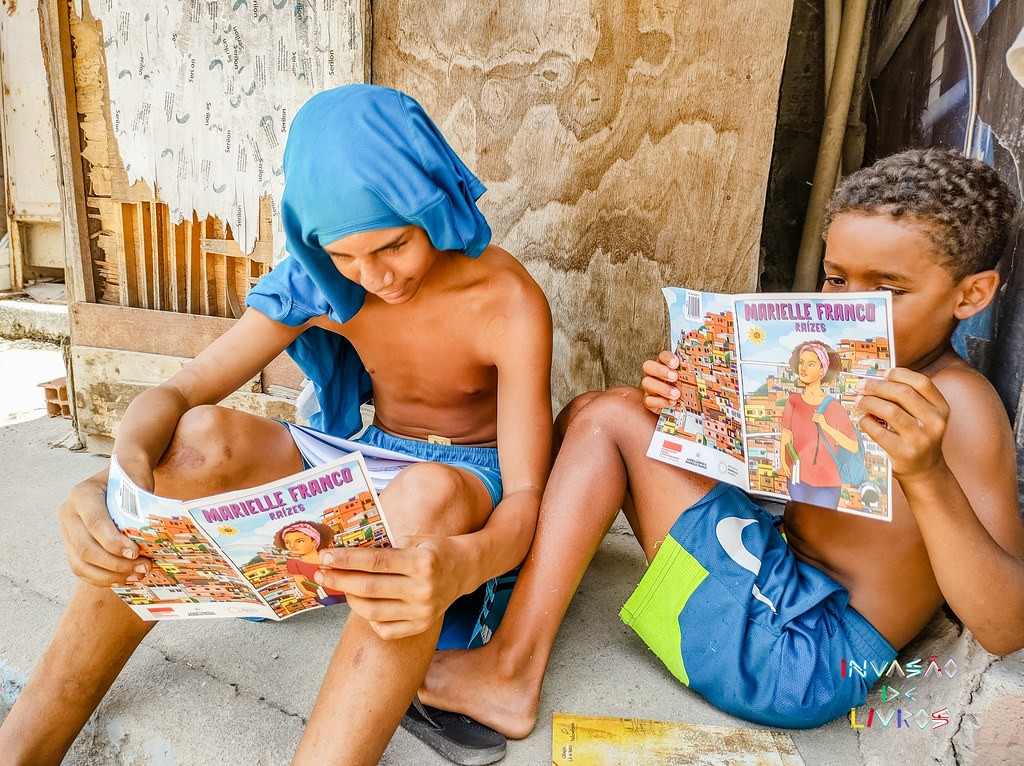 Voz das Comunidades e Bienal do Livro Rio distribuem 10 mil livros no Complexo do Alemão