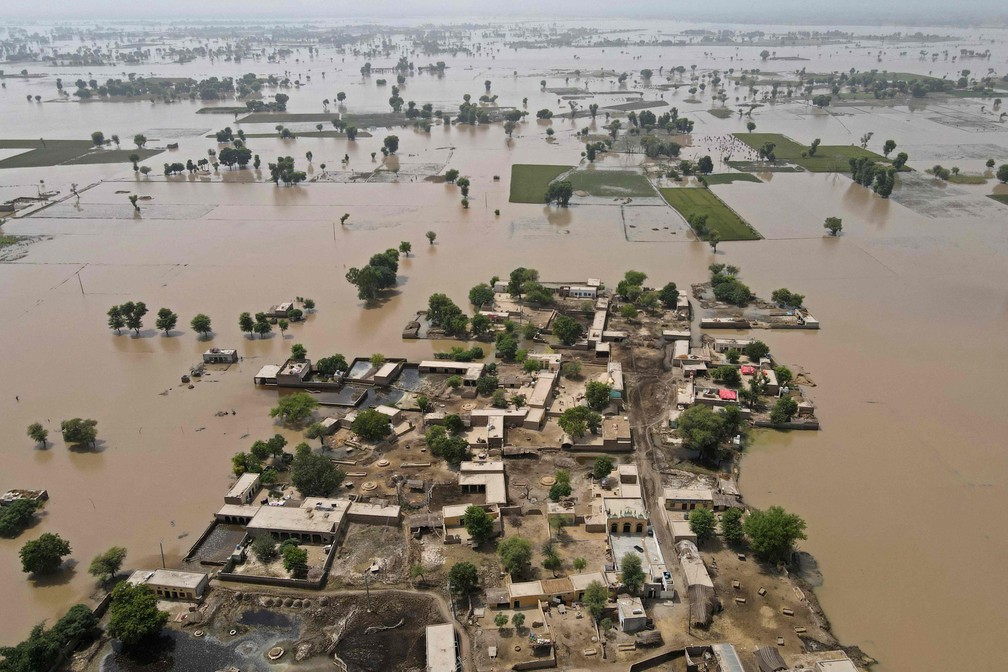 Vista aérea de uma vila devastada pelas enchentes no distrito de Okara, na província de Punjab, Índia — Foto: Arif ALI/AFP