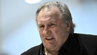 Gerard Depardieu nega ter cometido agressão sexual durante julgamento em tribunal de Paris — Foto: JULIEN DE ROSA / AFP