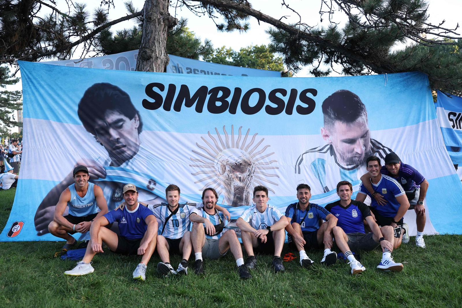 Torcedores da Argentina se reúnem no Mill Creek Park, em Kansas City — Foto: Getty Images via AFP