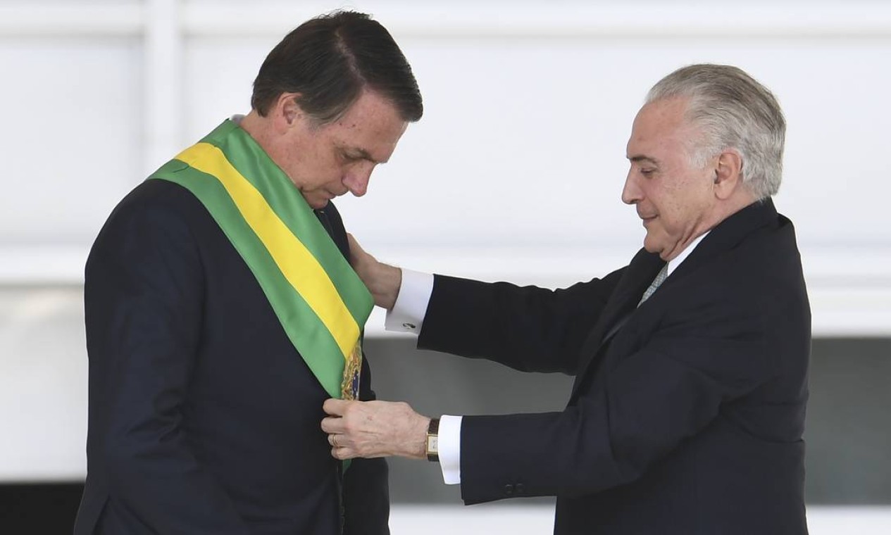 Após ser eleito com 57.797.847 votos, Jair Bolsonaro recebeu a faixa presidencial de Michel Temer em 1º de janeiro  — Foto: Evaristo Sá / AFP
