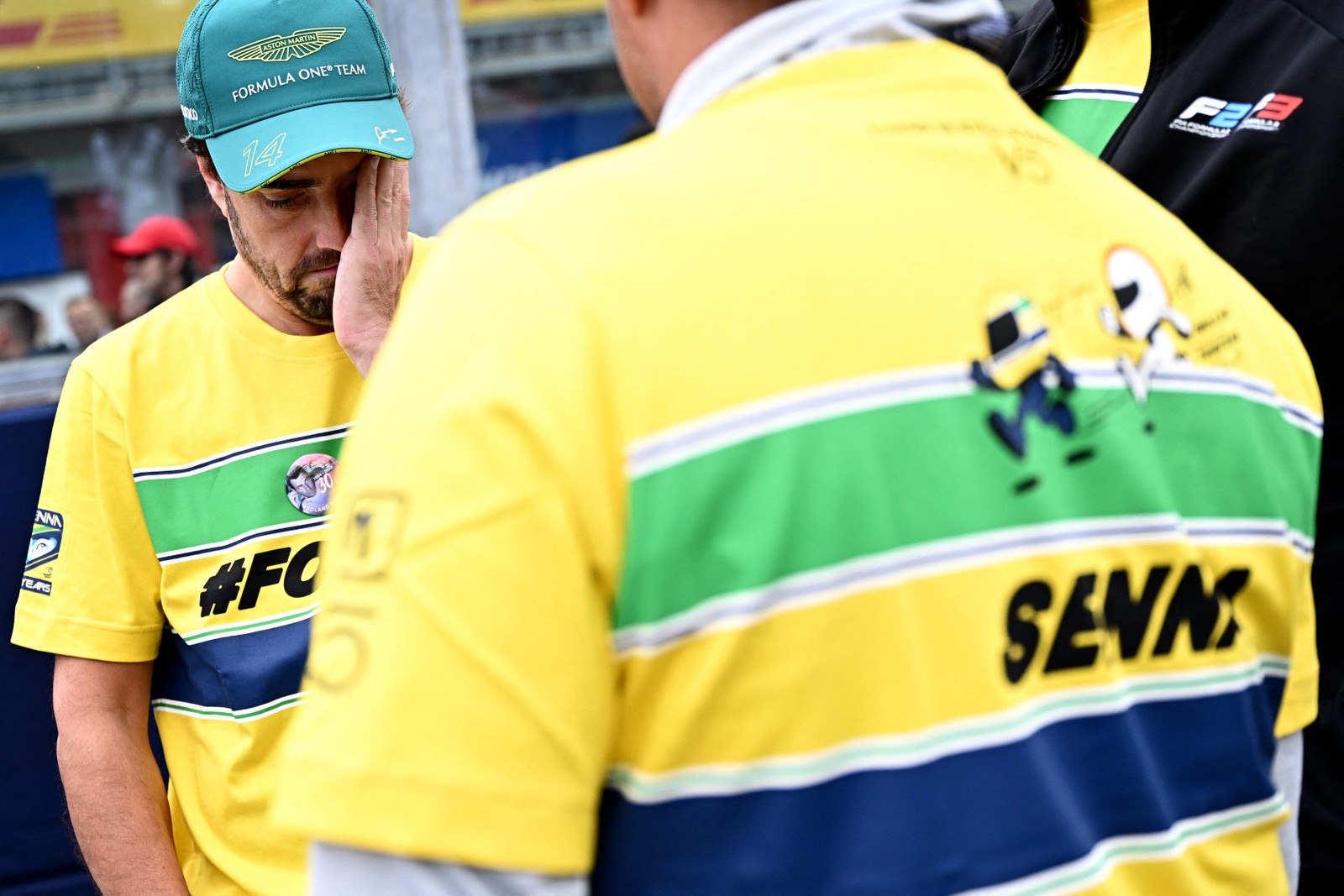 O piloto espanhol da Aston Martin, Fernando Alonso, chega para prestar homenagem ao falecido piloto brasileiro de Fórmula 1 Ayrton Senna no Autódromo Internacional Enzo e Dino Ferrari em Imola, Itália,  antes do Grande Prêmio de Fórmula 1 da Emilia Romagna. — Foto: GABRIEL BOUYS/AFP