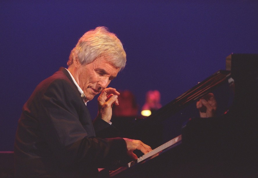 O pianista, maestro, arranjador e compositor americano Burt Bacharach, em show no Rio, em 1999