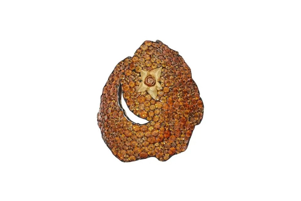 Broches JAR'Casca de Laranja' com granadas laranja redondas, cravejadas em prata e ouro amarelo — Foto: Christie's
