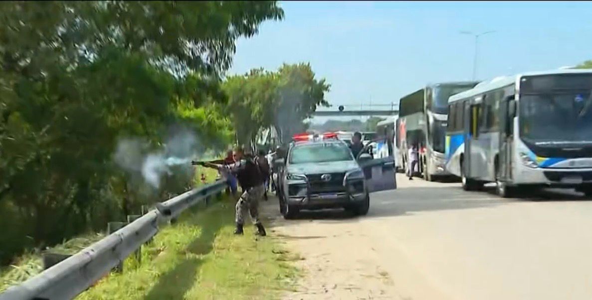 Dois pedreiros são mortos por PMs que confundiram tripé com fuzil; protestos fecham rodovias em resposta