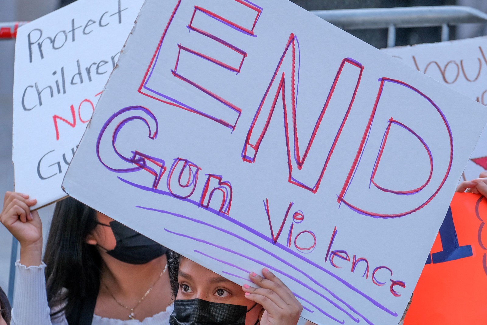 Estudantes protestam em frente à Prefeitura para condenar a violência armada, em Los Angeles, Califórnia  — Foto: RINGO CHIU / AFP
