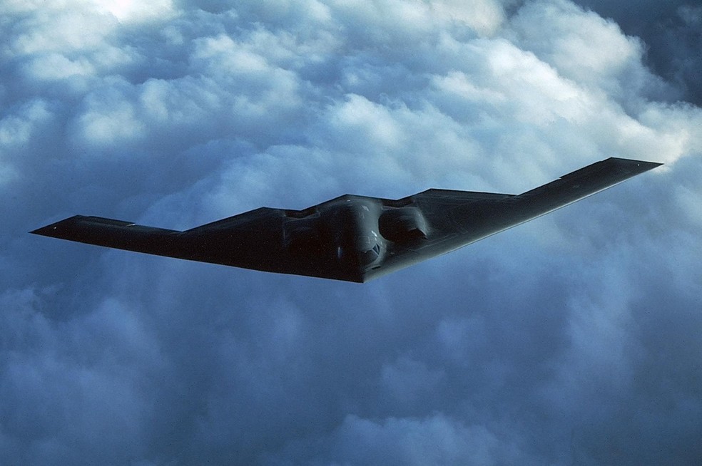 Bombardeiro B-2 dos EUA em voo por local não revelado — Foto: USAF / AFP