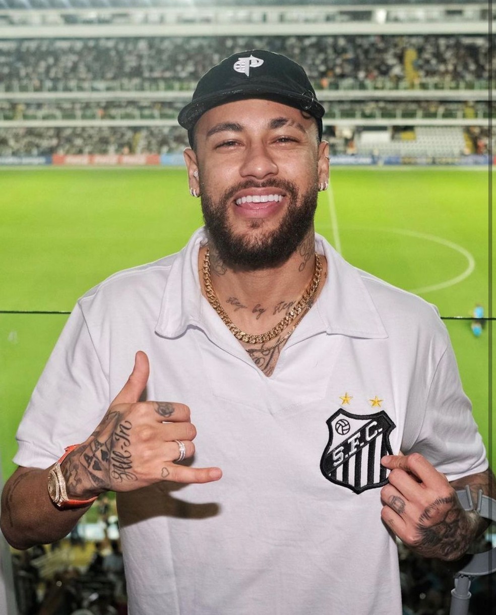 Neymar com a camisa do Santos na Vila Belmiro — Foto: Reprodução