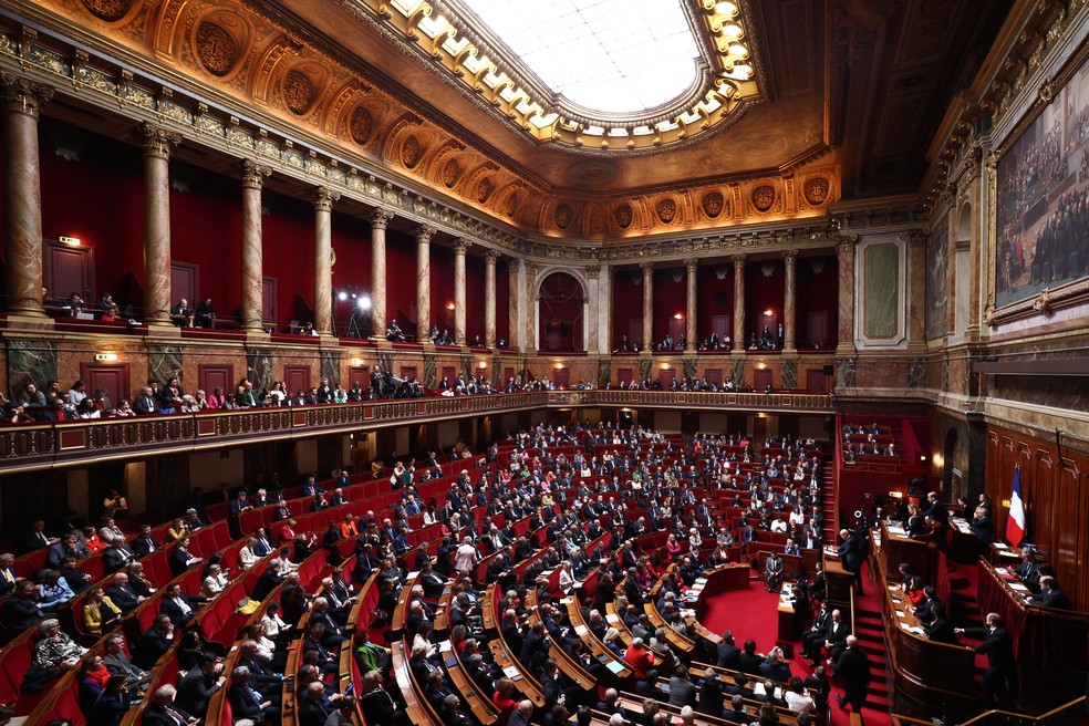 Uma visão geral mostra deputados e senadores durante a convocação de um congresso de ambas as casas do parlamento em Versalhes. — Foto: EMMANUEL DUNAND / POOL / AFP