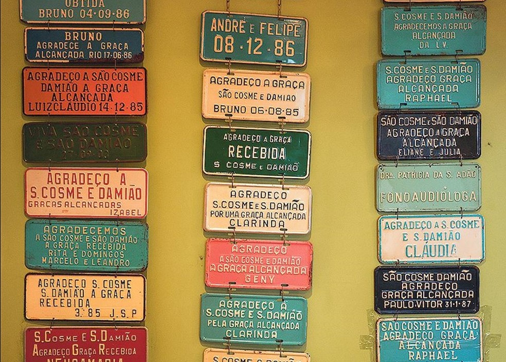 Graças alcançadas. Placas são expostas na chamada “Sala dos Milagres”, na Paróquia de Cosme e Damião — Foto: Gabriel de Paiva