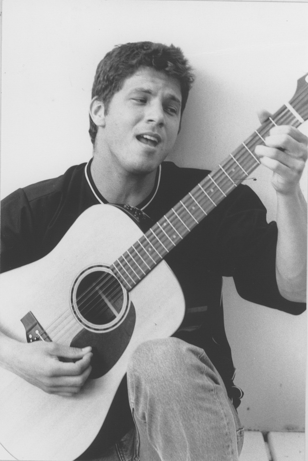 Mario Frias com seu violão em 2000 — Foto: Divulgação