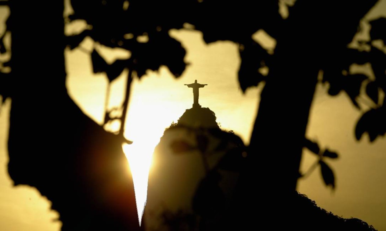 Cristo Redentor visto do Arpoador, em Ipanema, durante por do sol, no verão de 2003 — Foto:  Custódio Coimbra / Agência O Globo