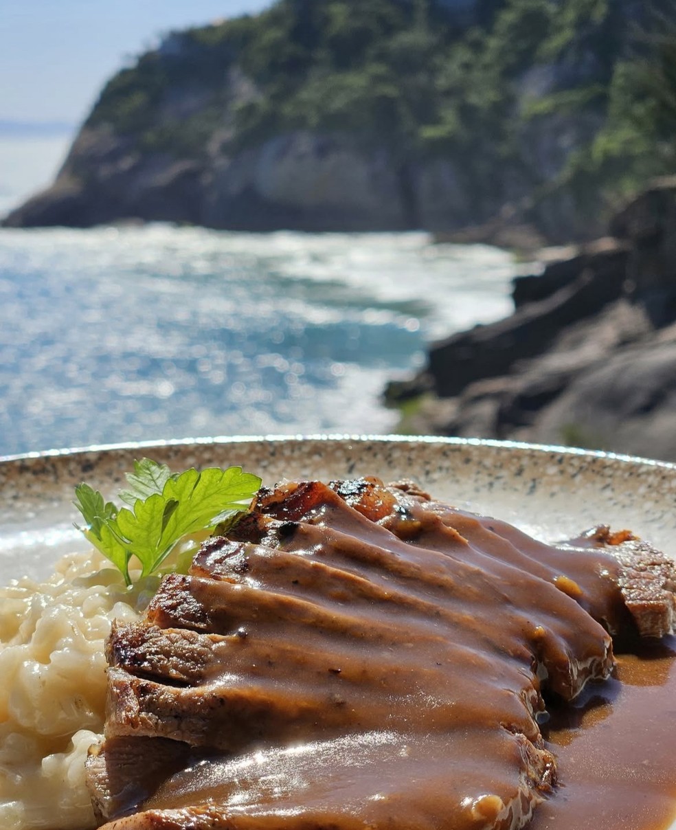 Restaurante Brava Gastronomia, no Joá, tem vista para o mar — Foto: Reprodução do Instagram
