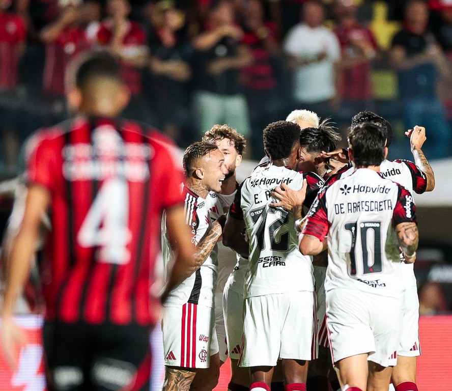 Com pênalti defendido por Rossi, Flamengo vence o Vitória e respira no Brasileiro