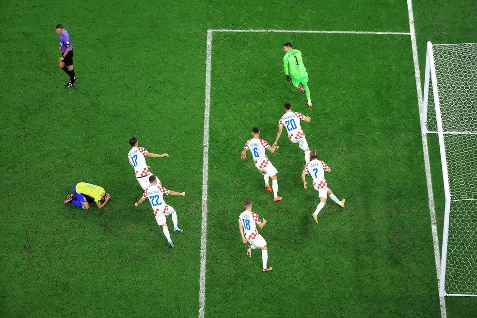 Contrastes: enquanto Marquinhos se desespera, jogadores da Croácia correm para festejar a classificação — Foto: Buda Mendes