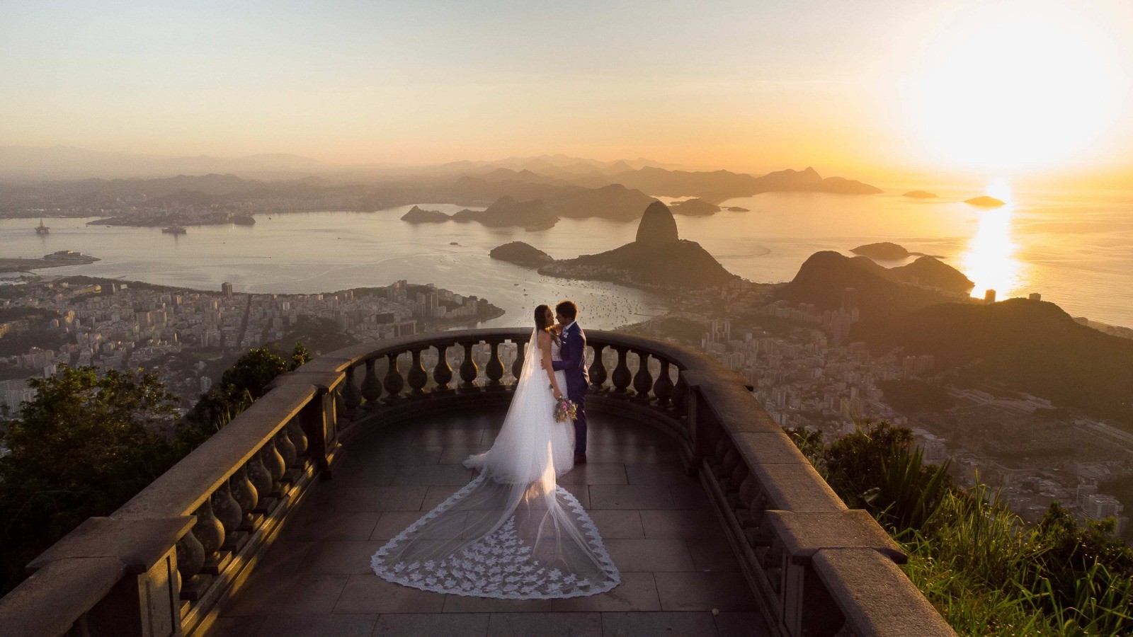 Muito além das fotos: Cristo Redentor recebe casamentos, batizados e até chás de revelação; conheça histórias