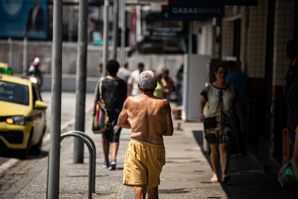 Pesquisas com idosos indicam que que calor e poluição afetam a cognição e a concentração — Foto: Hermes de Paula