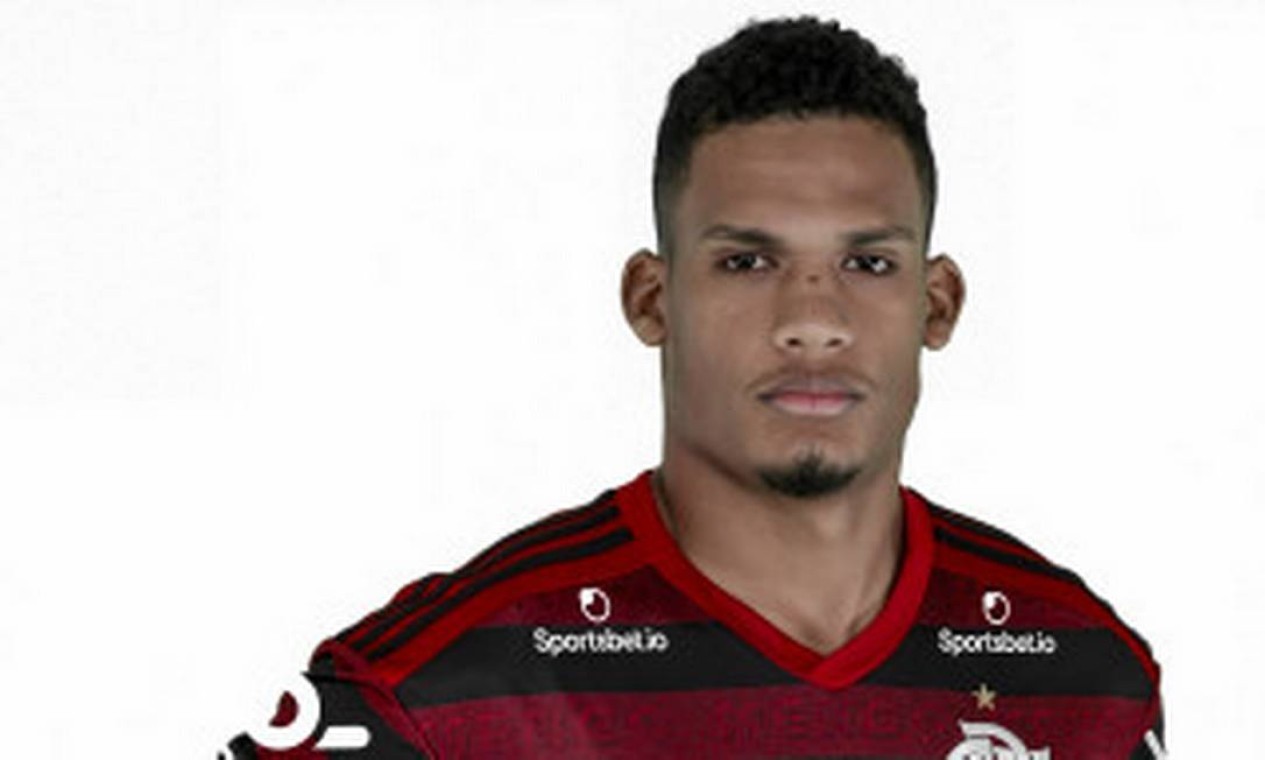No início da temporada de 2020, Rafael Santos (revelado pelo Flamengo) foi emprestado ao APOEL. Ele tem contrato com o clube do Chipre até maio de 2022  — Foto: Divulgação