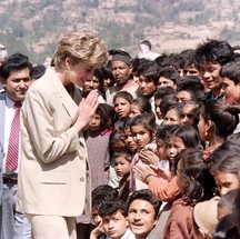A princesa Diana, com crianças nepalesas durante visita a um projeto da Cruz Vermelha, nos sopés rústicos do Himalaia, em 1993 — Foto: Douglas E. CURRAN / AFP
