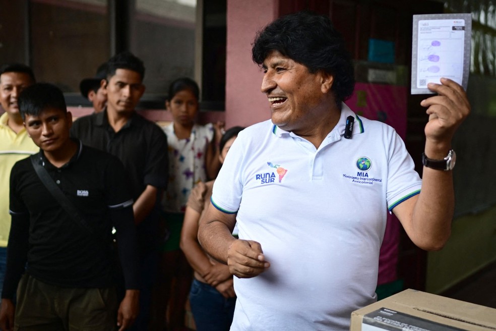 O ex-presidente da Bolvia (2006-2019) Evo Morales mostra sua cdula antes de votar durante o segundo turno da eleio presidencial em Villa 14 de Septiembre, regio de Chapare, departamento de Cochabamba, Bolvia - Foto: ERNESTO BENAVIDES / AFP