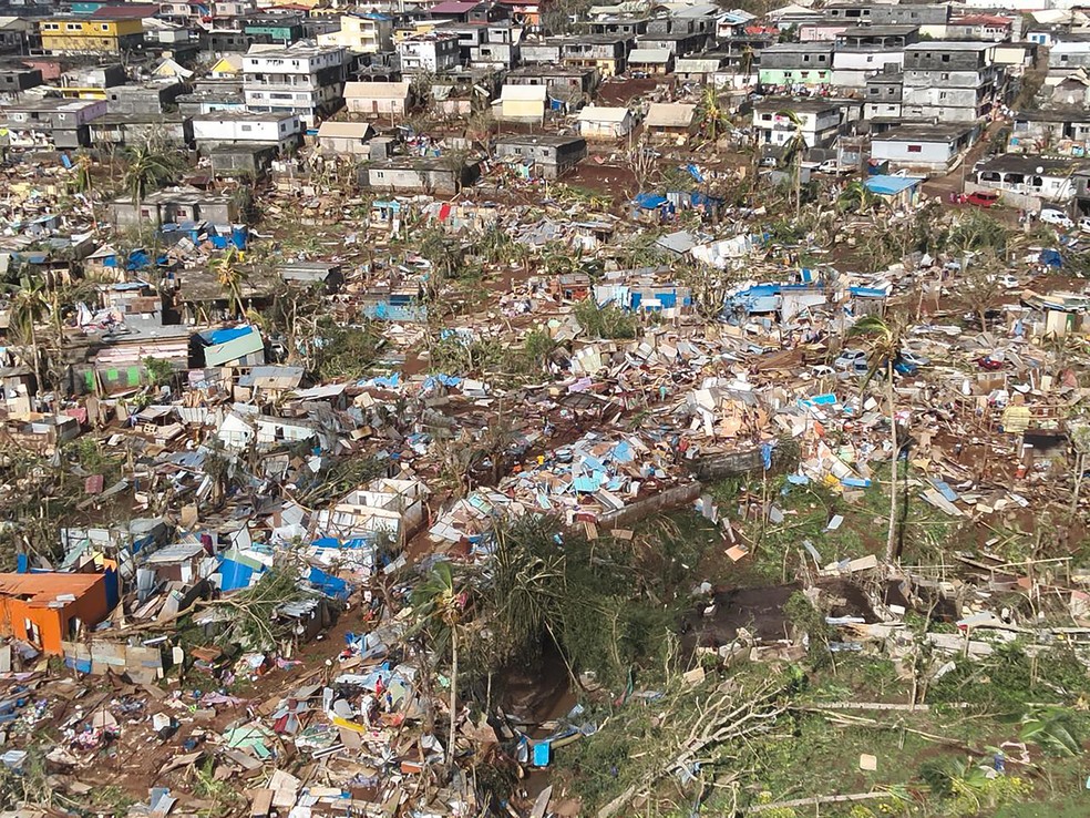 Moradias destruídas em Combani, no território francês de Mayotte, no Oceano Índico, depois que o ciclone Chido atingiu o arquipélago — Foto: Handout / Securite Civile / AFP