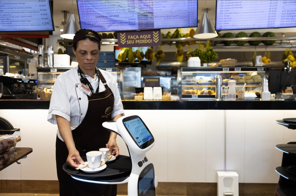 employee "Humans" He places orders on a waiter’s tray – Photo: María Isabel de Oliveira/Agência O Globo