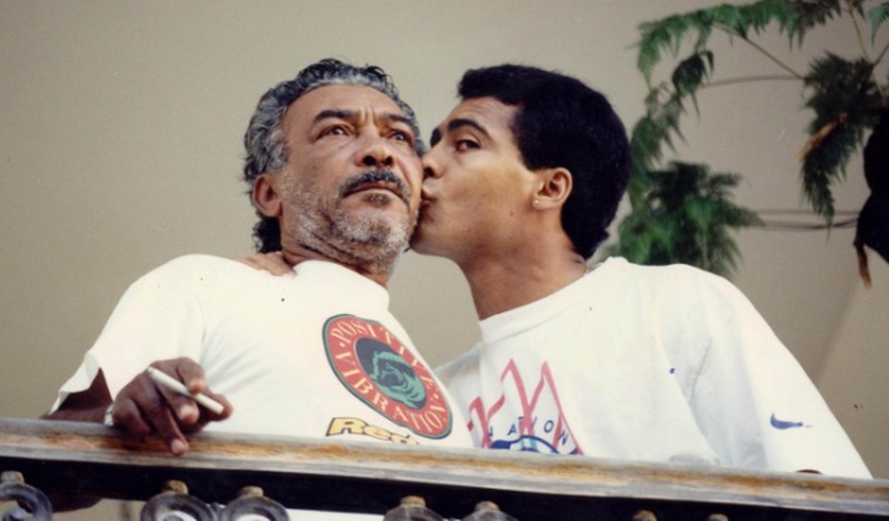 Romário beija o pai após comerciante ser libertado, em 1994 — Foto: Jorge William