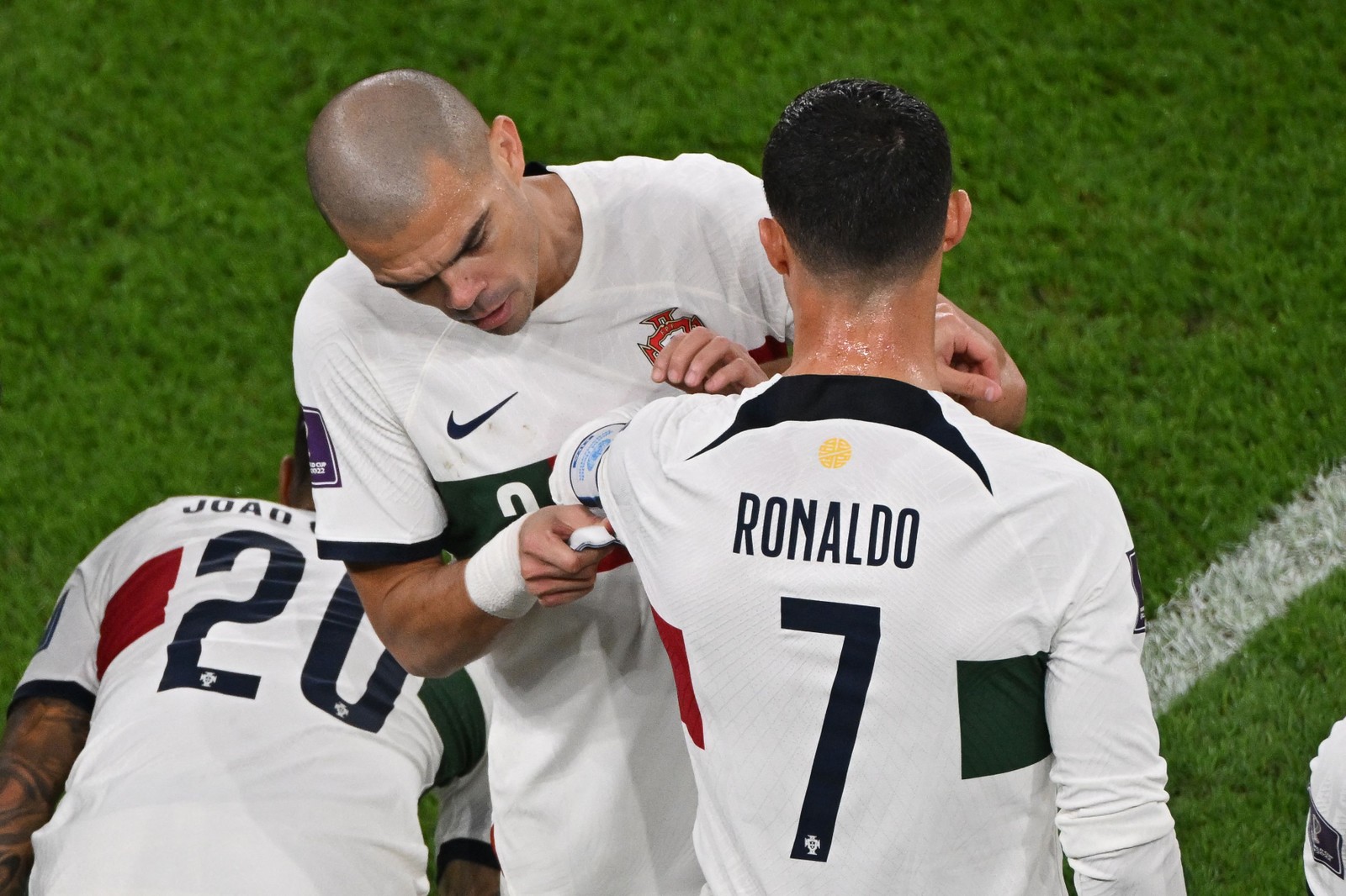 Veterano Pepe passa braçadeira de capitão para o craque Cristiano Ronaldo, que entrou no segundo tempo — Foto: NELSON ALMEIDA/AFP