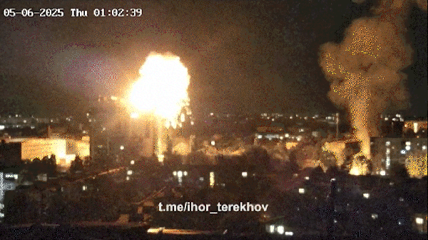 Prefeito de Kharkiv compartilha imagens de ataque de drone em área residencial — Foto: AFP