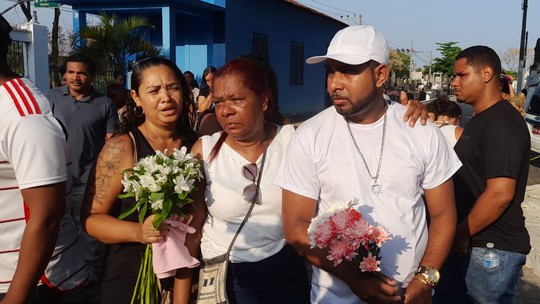 'Todo mundo sabe quem matou, mas não faz nada', diz pai durante enterro de adolescente morto a tiros no Morro do Juramento 