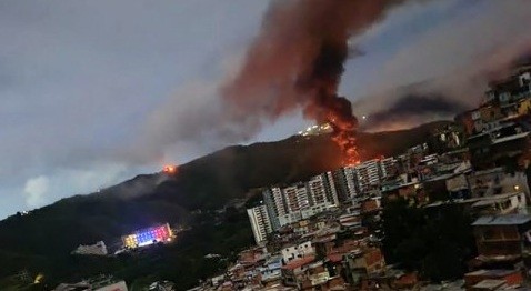 Explosão em Fuerte Tiuna, maior base militar da Venezuela — Foto: AFP