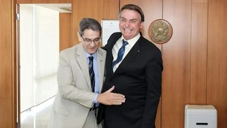 Roberto Jefferson e o presidente Jair Bolsonaro (PL), em registro publicado por página do PTB — Foto: Reprodução