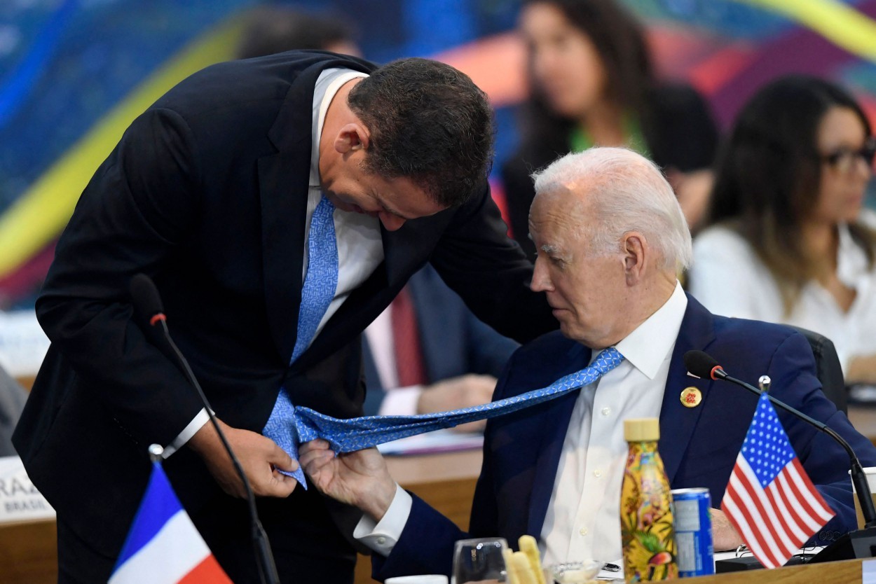 Biden e o primeiro-ministro de Portugal, Luis Montenegro, bricam com as gravatas parecidas — Foto: Daniel RAMALHO / AFP