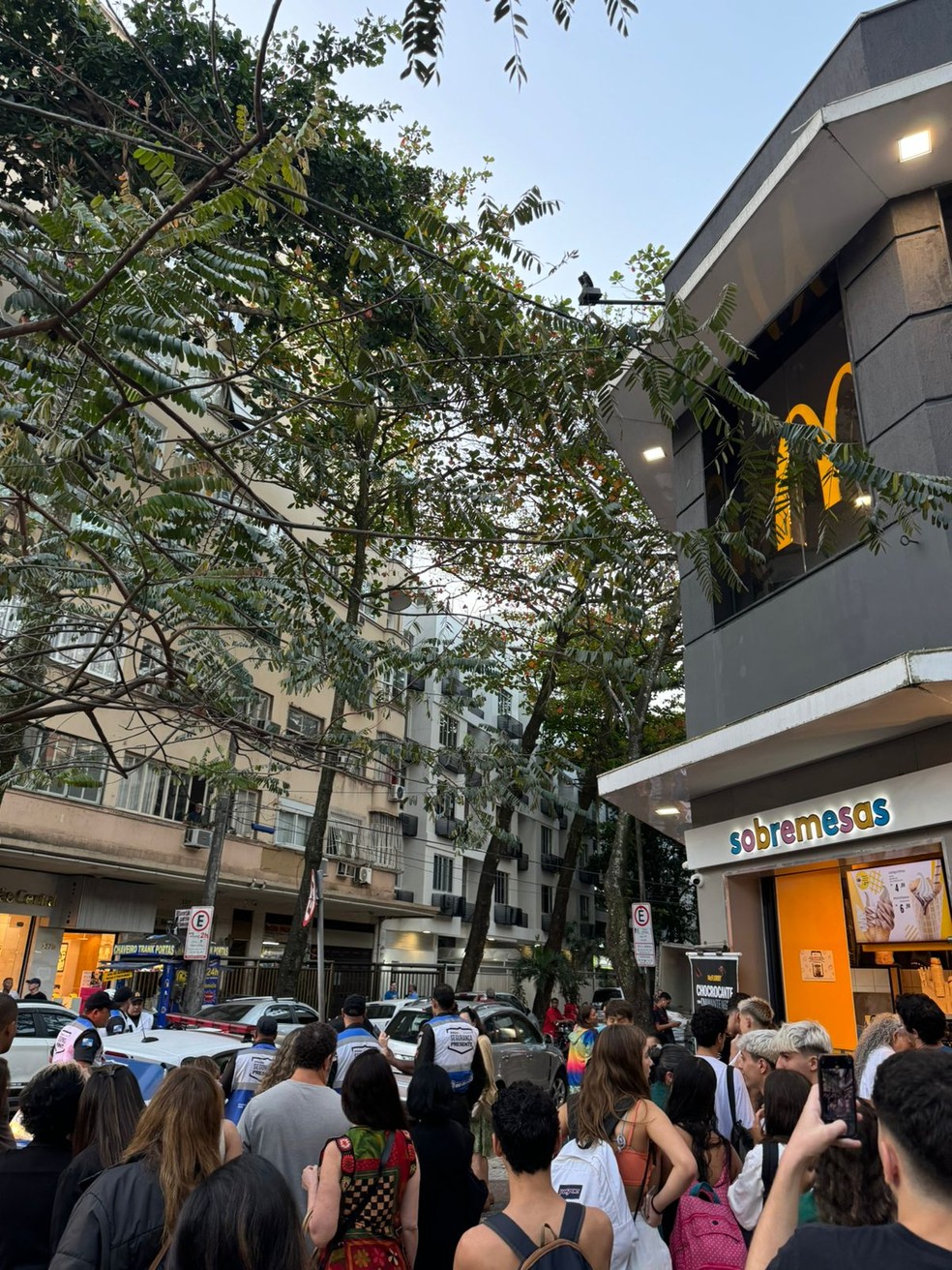 Mãe e filha que moram no McDonald’s do Leblon são conduzidas à delegacia por proferir ofensas racistas contra duas mulheres — Foto: Reprodução