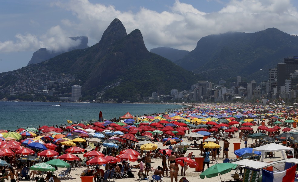 As praias do Rio seguem lotadas de pessoas que tentam se refrescar no calor — Foto: Fabiano Rocha/Agência O Globo