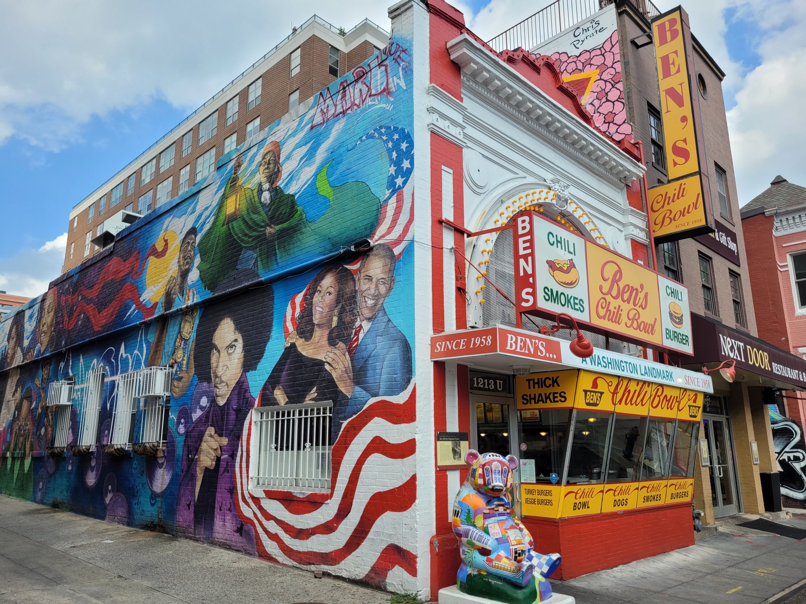 Michelle E Barack Obama São Destaque no Mural que Enfeita horizontal doprédiodo do do do ben's Chili bowl, na U Street, EM Washington DC - Foto: Eduardo Maia / o Globo