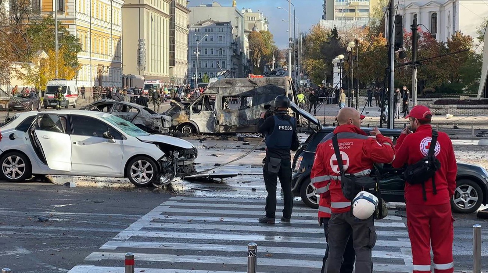 No centro de Kiev, veículos ficaram destruídos após bombardeios — Foto: Arman SOLDIN / AFPTV / AFP