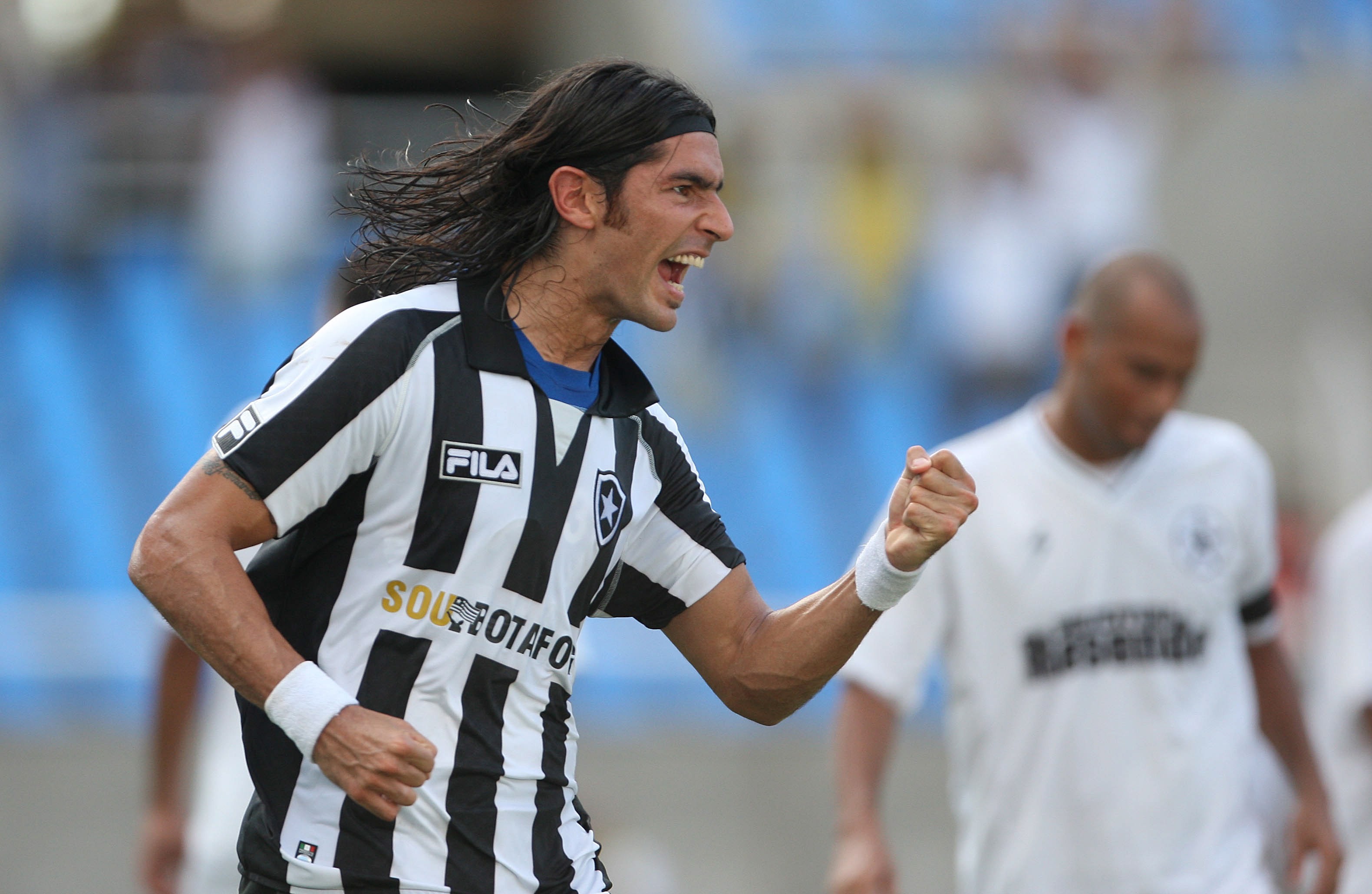 Loco Abreu é cotado para assumir a seleção uruguaia após a eliminação da equipe na fase de grupos da Copa