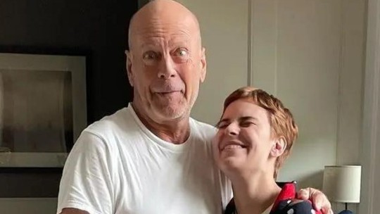 Filha de Bruce Willis desabafa, pela primeira vez, sobre saúde do pai: 'Ele é, ele era'