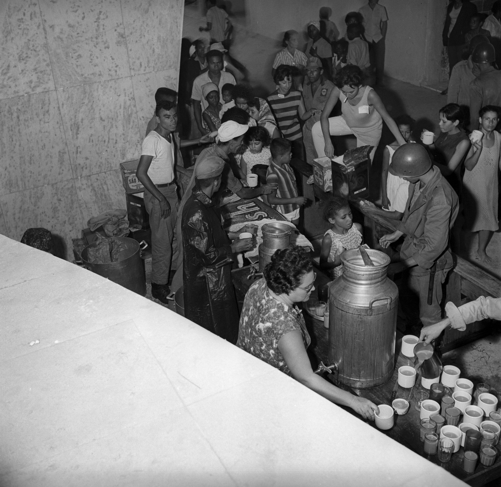Fuzileiros navais e soldados se unem a populares para servir café com leite às crianças — Foto: Arquivo / Agência O Globo