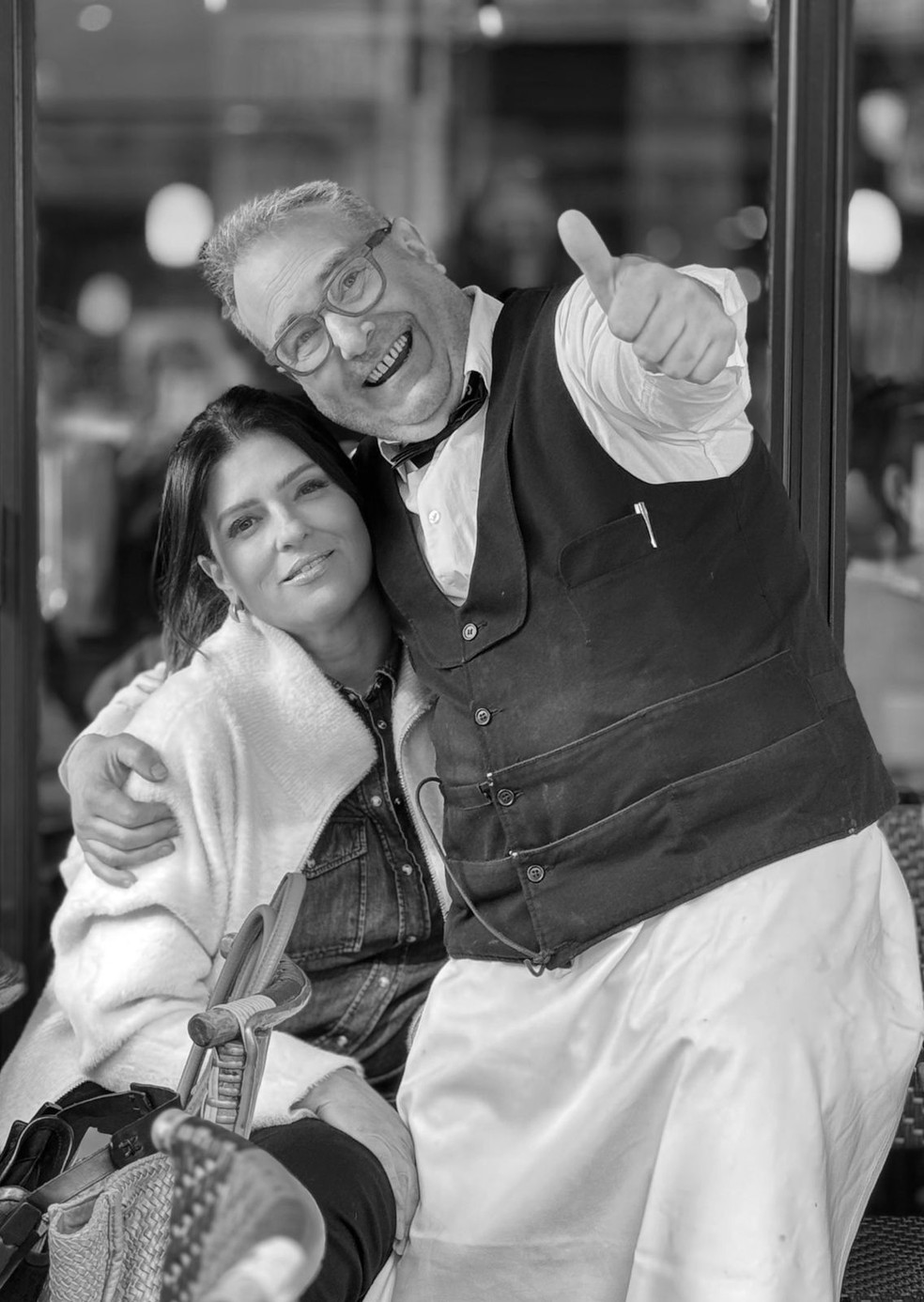 A hug from waiter Bruno Villeneuve, and the bottom of the book cover - Image: Disclosure