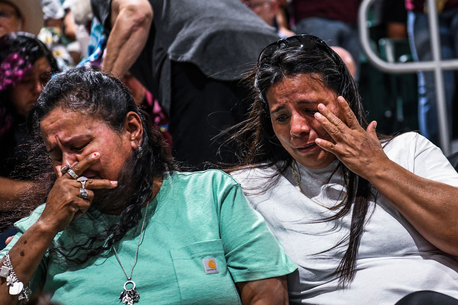 Pessoas choram durante vigília pelas vítimas do tiroteio em massa na Robb Elementary School em Uvalde, Texas — Foto: CHANDAN KHANNA / AFP