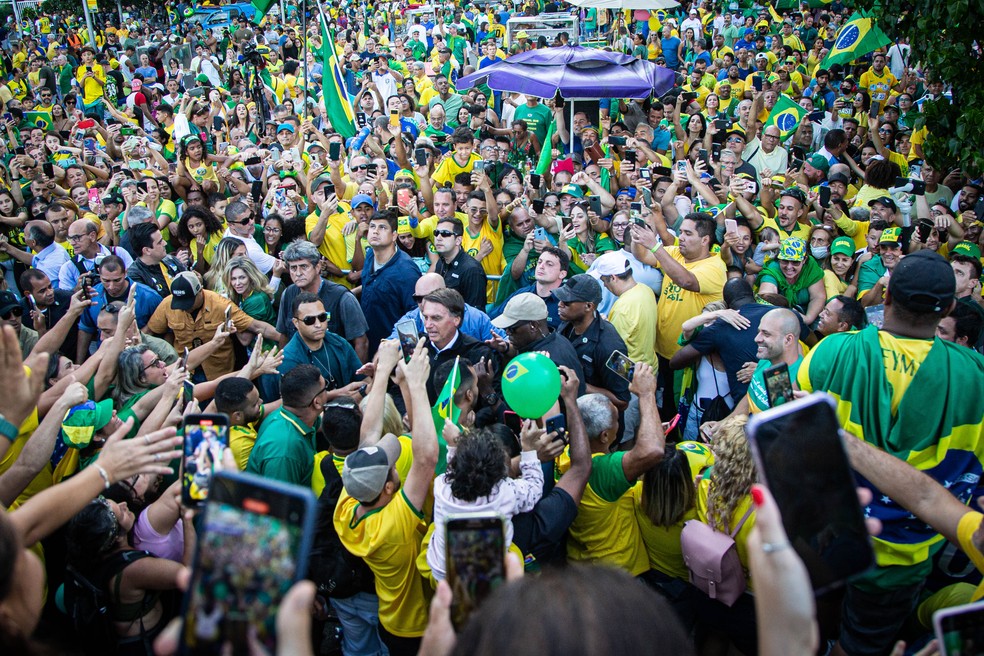 Bolsonaro no meio do público na Avenida Atlântica, em Copacabana, em setembro de 2022: ato reuniu mais de 60 mil pessoas, segundo levantamento da USP — Foto: Hermes de Paula/Agência O Globo