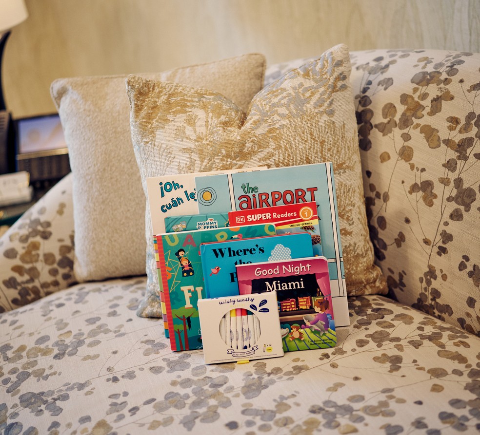 Livros infantis em uma suíte privada no terminal privado da PS no Aeroporto Internacional de Miami — Foto: Alfonso Duran/Bloomberg