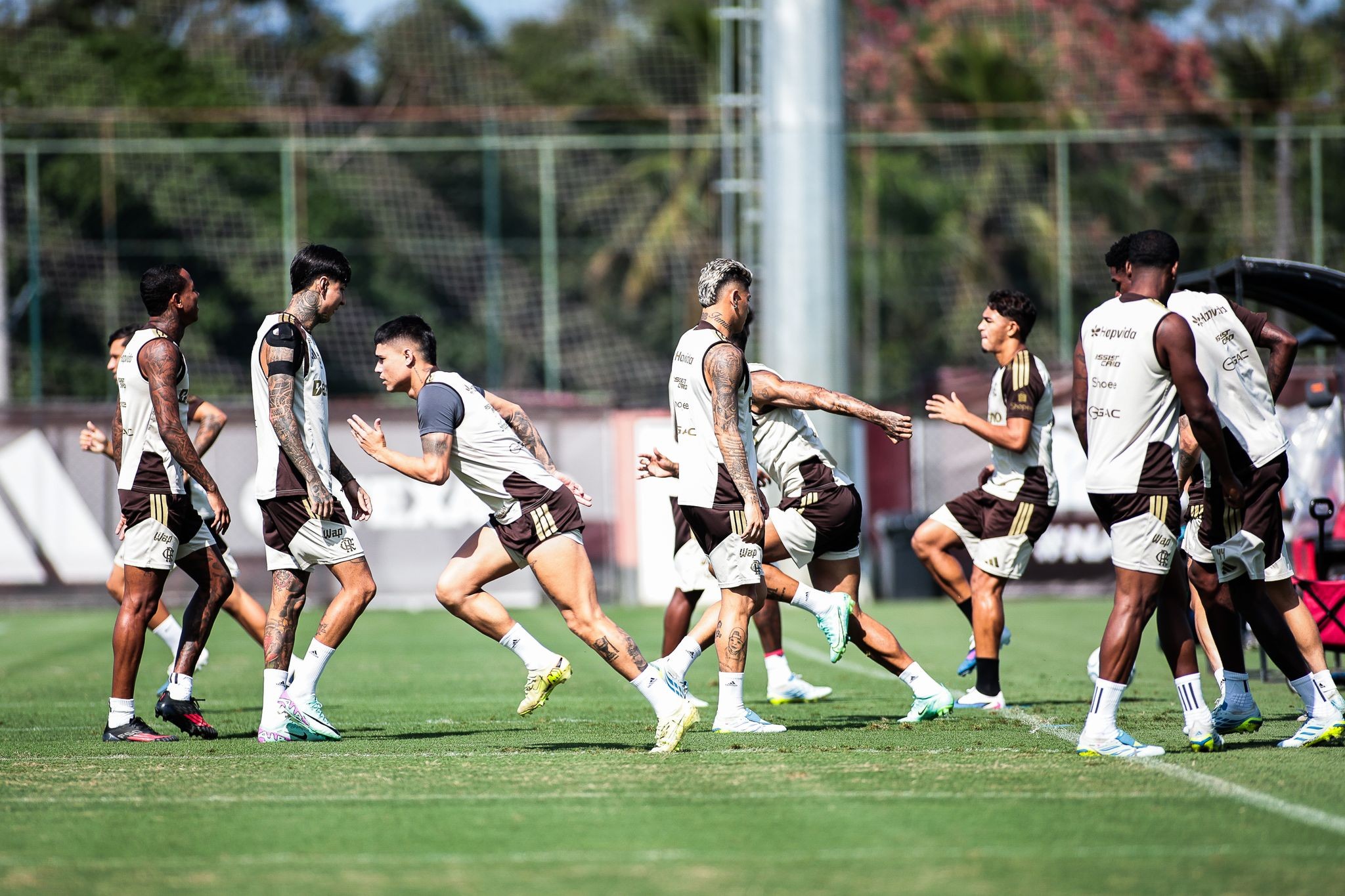 Flamengo terá 13 jogadores de linha para enfrentar Coritiba e completará elenco com jovens do sub-20